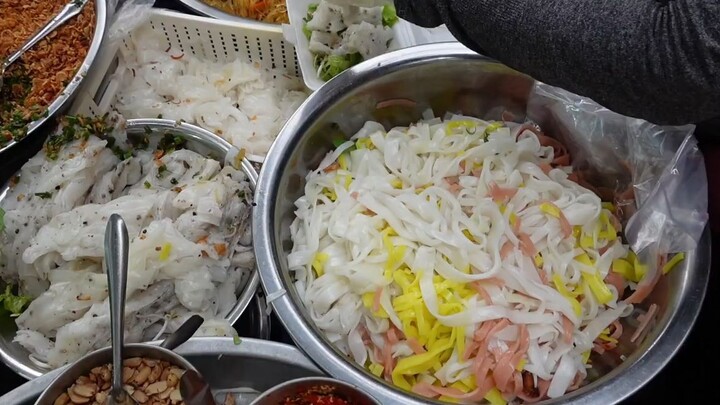 Gánh Hàng Rong Một Ngày 7 Món Đông Nghẹt Khách Trên Vỉa Hè Nhờ Bí Quyết Này