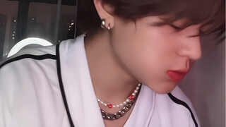 Một chú Yeye nhảy múa vì bị mì gà cay làm cay đến mức phát điên