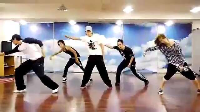 คนที่ใส่เสื้อลายทางนั่นคือใคร คอยโจมตีฉันอยู่ตลอด
