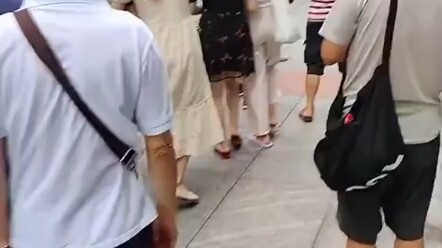 成都领事馆附近的商店在放好日子，哈哈哈哈哈哈哈