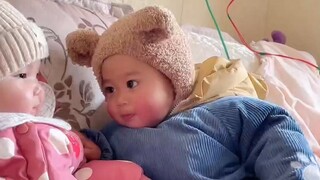 การสื่อสารแบบพูดคุยแบบเด็กๆ ระดับ 20 คนหนึ่งมีผิวหนังหนา อีกคนขี้อายเกินกว่าจะพูด