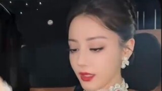 Sedikit informasi~ Reba beraksi lagi hhh, kalau kamu punya cincin sebesar ini, belikan aku kedai mie