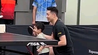 许昕儿子用头接球真的萌化我了！