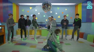 Ngay khi bước vào phòng tập hát, chú cáo hoạt bát nhất Stray Kids đã phát cuồng, hát bài Heartbeat c