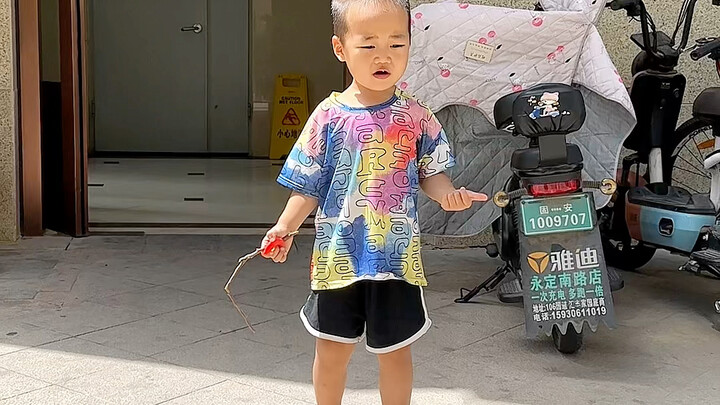 Coba aja kamu enggak pakai sepatu tiap hari, sekarang baru nyesel karena kepanasan, kan?