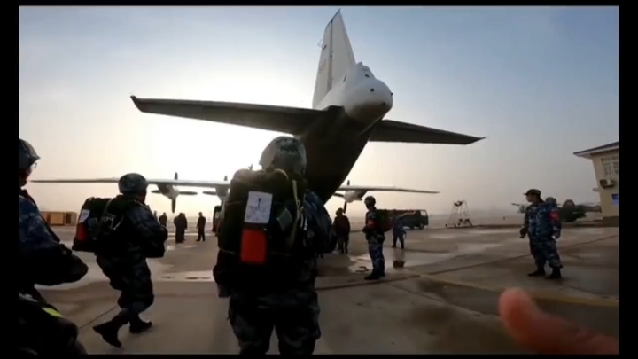 เสียงฝนกระซิบนอกหน้าต่าง ตกมาสามวันสามคืนยังไม่หยุด