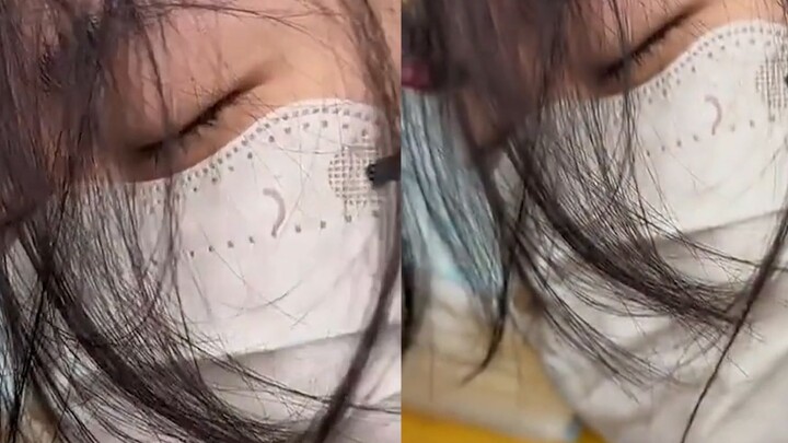 Cô bạn nữ nằm gục xuống bàn nghỉ ngơi, cậu bạn tinh nghịch lén hé mắt cô ra; giây tiếp theo hai ngườ