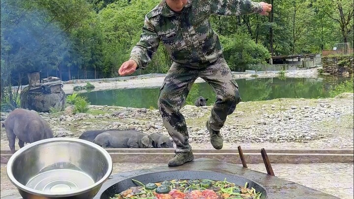 Cho lợn ăn cả ngày chẳng lúc nào rảnh, rảnh thì lại ít thịt lại ít tiền.