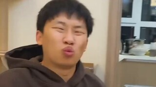 زملاء الغرفة يلعبون معًا، ويُدعون ملوك الألعاب لكنهم يفشلون بشكل مفاجئ، الأمر مضحك للغاية!