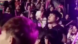 Ada begitu banyak penggemar di konser itu