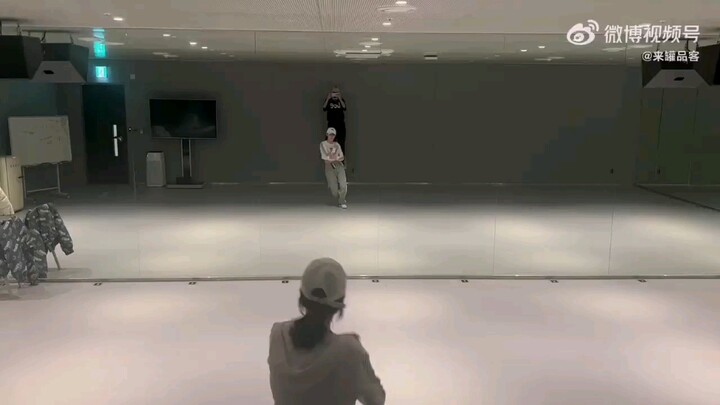 Kim Min-jung dari aespa merilis video latihan tari pertamanya untuk Bubble. Apakah ini termasuk skal