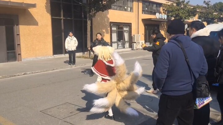 من ذاك الذي ذيله أطول من الإنسان؟ أوووو، ذلك الشخص أنا