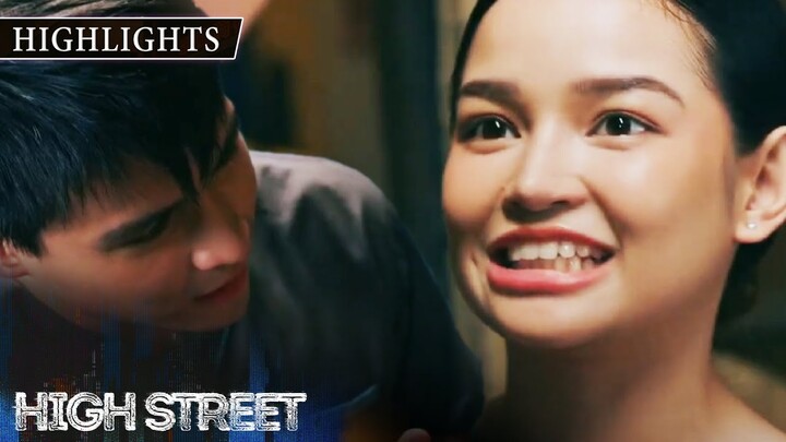 Roxy avoids Kevin's kiss | High Street (w/ English Subs)