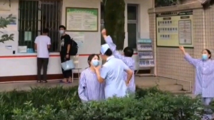 Maybe they’re only happy when they’re in here! Netizen: Are those two plainclothes officers handling