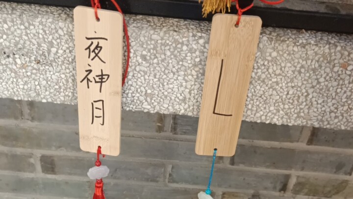 شعرت أن بطاقة واحدة للشهر مملة، فوضعت حرف L بجانبها ( )