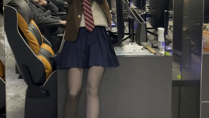 ช็อกหนัก! แอดมินร้านอินเทอร์เน็ตคาเฟ่คนนี้คอสเป็นพี่สาวมะอิ ใส่ถุงน่องดำ แล้วทำเรื่องแบบนี้ขึ้นมา!