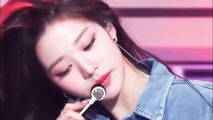 Nguyên tổng cái kiểu đỡ micro mà mặt lạnh thế này thì…