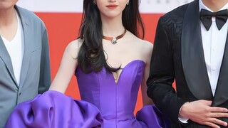 Lucu sekali, siapa pun yang pertama kali membuat figur kelinci untuknya adalah seorang jenius, haha!