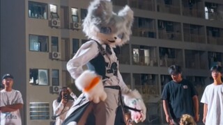 也是在学校当上显眼包啦