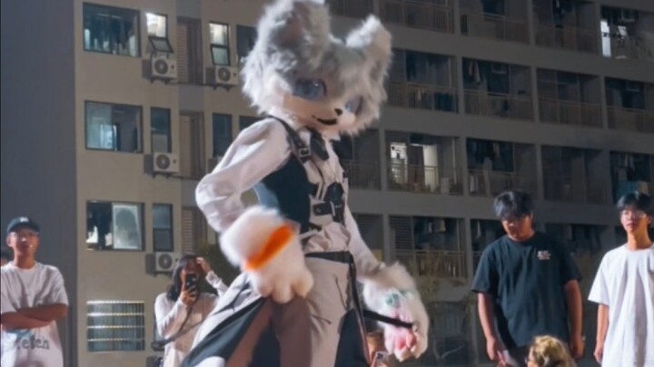 也是在学校当上显眼包啦