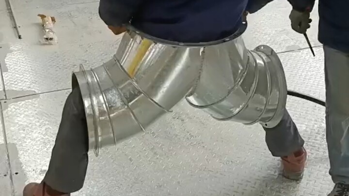 Đây là anh chàng học thức duy nhất ở công trường của chúng ta, hôm nay lần đầu tiên ra mắt mọi người