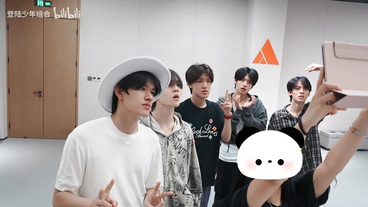 【Login Boy】"Life + Suddenly Received a Happy Invitation While Walking" Dance Class in the Practice R