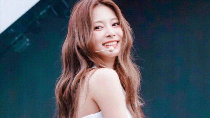 Eight years after debut, you can still see shyness on her face! Zhou Ziyu's "Done For Me" solo stage