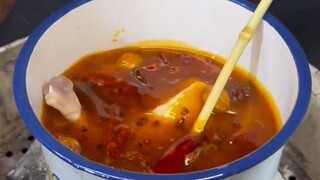 Semangkuk mie ini enak.