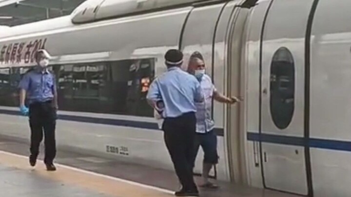 Penumpang turun dari kereta cepat untuk merokok, tapi pintu kereta langsung ditutup sebelum rokoknya