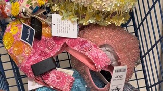 Tas yang awalnya terlihat sangat jelek, tapi setelah lama melihatnya, kok rasanya lumayan juga ya?!