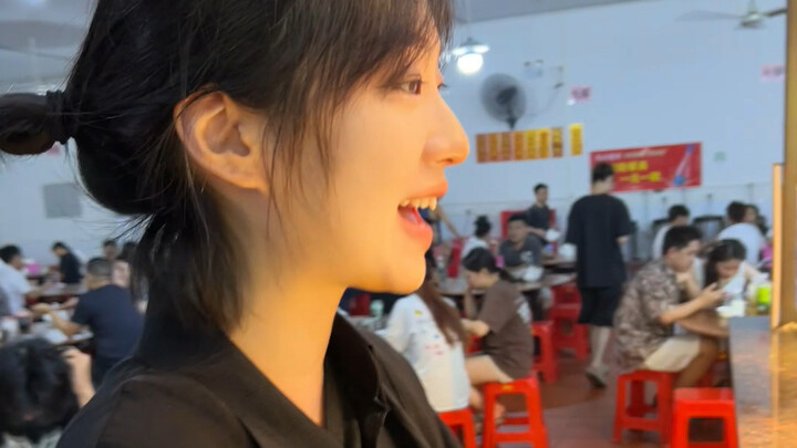 This Korean guy had such a fun day in Guangdong, he’s over the moon! 🕺 And he’s really curious why C