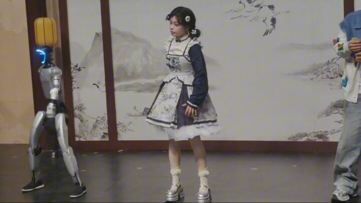 First time meeting a robot—I’m a bit nervous; might as well learn on the spot!