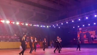 رقصات جماعية للرجال الوسيمين، رقص لاتيني، هرمونات المشي، وسيم جدًا