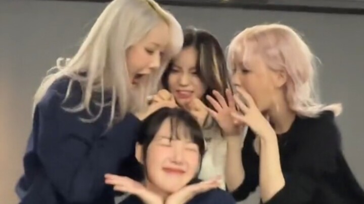 VIVIZ和GFRIEND前队友崔俞娜、金韶情、郑艺琳《MANIAC》cha合集！感觉小女友永远是一家人TT