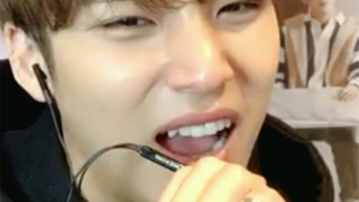 คิมมินกยู งานเซ็นสัญญาวิดีโอ พาหมาไปชมกระจกใสที่หอไข่มุกตะวันออก หมากลัวจนไม่กล้ามอง แถมยังห้ามฉันกร