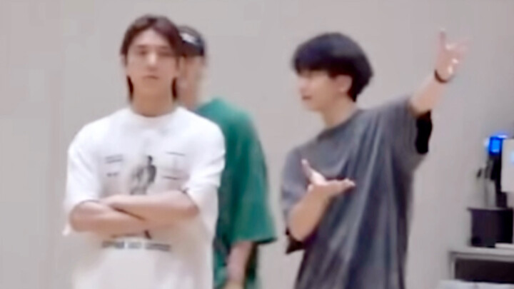 ฮวาเหม่ย์มีเสน่ห์แบบขี้โกงสุดๆ ฮ่าๆๆ สุดท้ายแถมกล่องใส่แว่นกับกล่องเครื่องสำอางด้วย