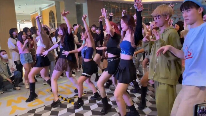 Yang langsung tiarap begitu tarian memasuki panggung... Tentu saja itu tak kenal takut. Kamu sangat 