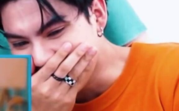 He Tai Fort: They’re watching the scene where Sky says he doesn’t love Pai. I was laughing at first,