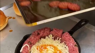 Siapa "jenius" yang menemukan hamburger ini? Isinya penuh lemak. Satu gigitan ini benar-benar akan m