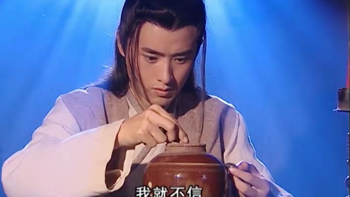 为了见她一面，他攒了三年钱，那晚她却喝醉了，他就坐在床边抱着茶壶守了她一夜。