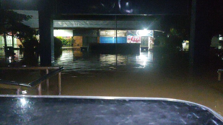 nyanyi pas banjir