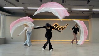 女孩纸跳起舞来，身体真的好轻盈！