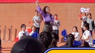 Giáo viên chủ nhiệm nào đã ra mắt ở vị trí trung tâm tại lễ khai mạc cuộc thi thể thao? Ồ, thì ra là