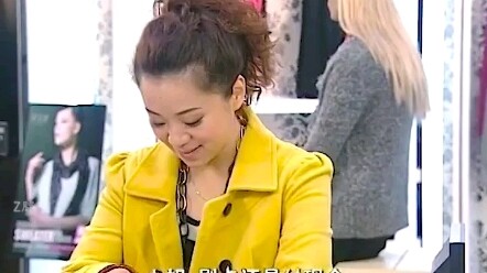 المدير الجديد يتظاهر بأنه عميل لشراء ملابس... لكن الصرّافة تكذب وتزعم أن جهاز الدفع بالبطاقة معطل لت