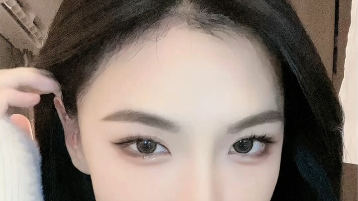 ليس مذيعة، بل مذيع رجل.