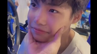 "صدفة في مدينة الألعاب الإلكترونية مع طالب رياضي وسيم 1⃣️، مساءً لا بد أنني سأستمتع كثيرًا"