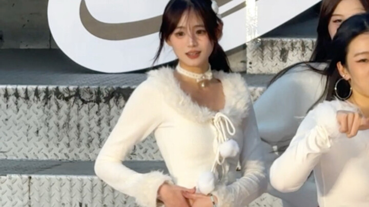 【هزها】عندما أرقص "هزها" في الشتاء، أرتدي: جهاز تدفئة الأرجل المبطن + جوارب طويلة مخملية + واقيات الس