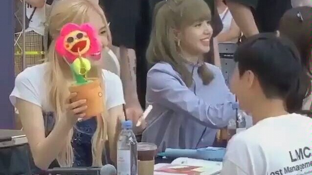 [BLACKPINK] When Lisa sees flowers that are just as goofy as she is...