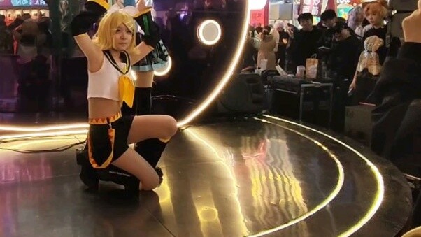 - Hatsune × Kagamine Rin - Duo "RAJA"