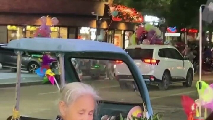 Năm tháng cũng chẳng thể làm phai nhạt khí chất của bà cụ này, chắc thời trẻ phải là một mỹ nhân tuy